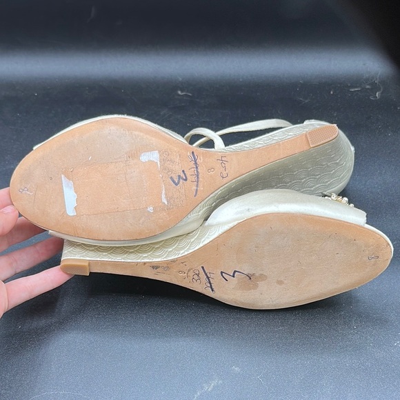 Badgley Mischka
Women's Abigail Crisscross Wedge Sandals size 8 - Picture 6 of 7